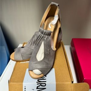 Journee Collection Kedzie Wedge Sandal, size 8, grey, new